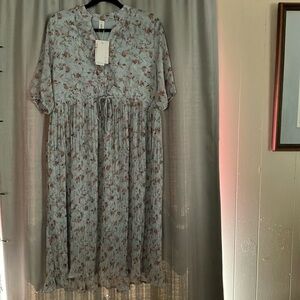 Beautiful floral dress new with tags from SHEIN. No longer available to buy.